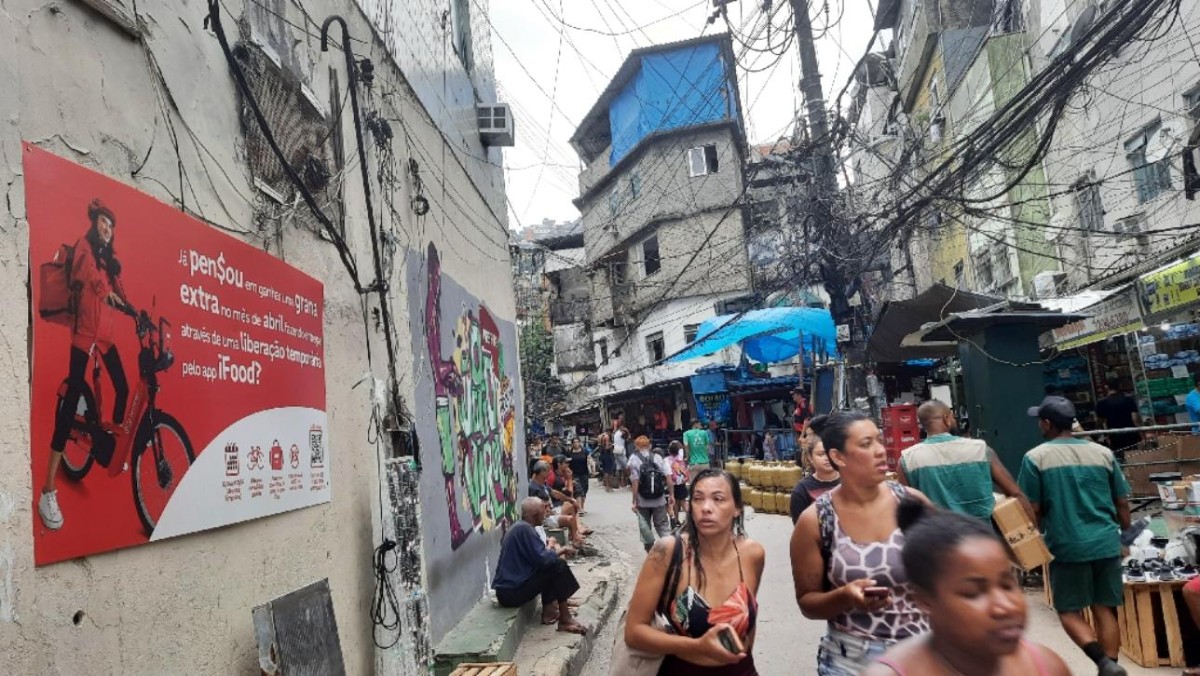M&iacute;dia da N&Oacute;S na rua de uma comunidade