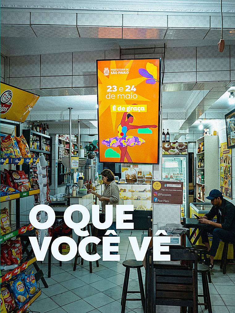 Tela de DOOH da NOS dentro de um comercio de periferia